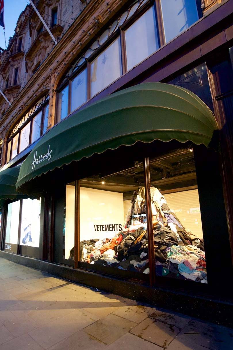 In Bildern: Vetements-Schaufenster bei Harrods