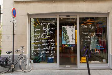 Agnès b. met le vintage londonien à l’honneur dans sa boutique parisienne cet été