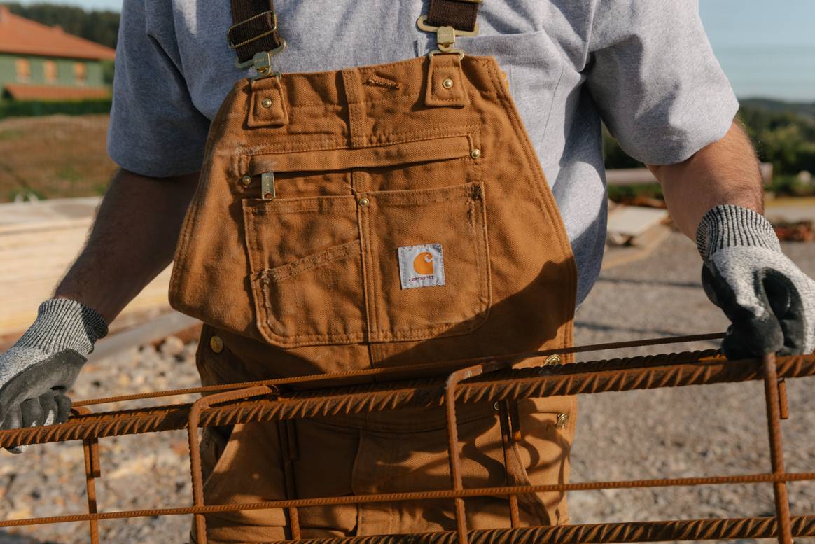 Carhartt, het traditionele merk dat zich richt op robuuste werkkleding voor mensen die moeten presteren.