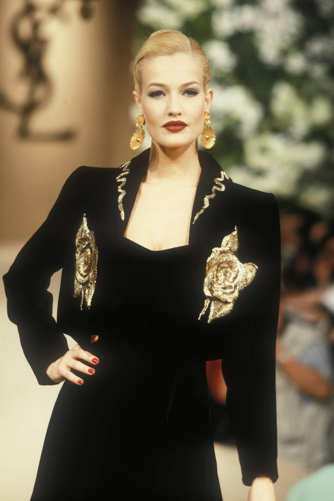 Ein Kostüm aus der Haute-Couture-Kollektion Herbst/Winter 1995. Foto: Yves Saint Laurent / Guy Marineau