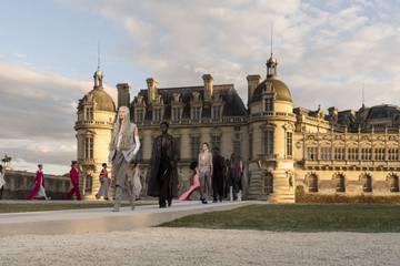 L'haute couture di Valentino ha sfilato presso lo Château de Chantilly