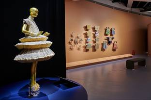 Au musée du Quai Branly, l'étincelant voyage de l'or dans les arts textiles