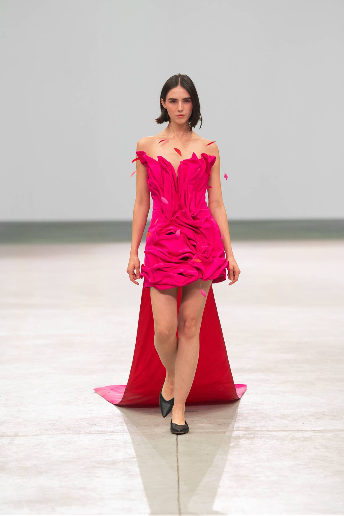 La diseñadora jugó con diferentes largos en un mismo look.