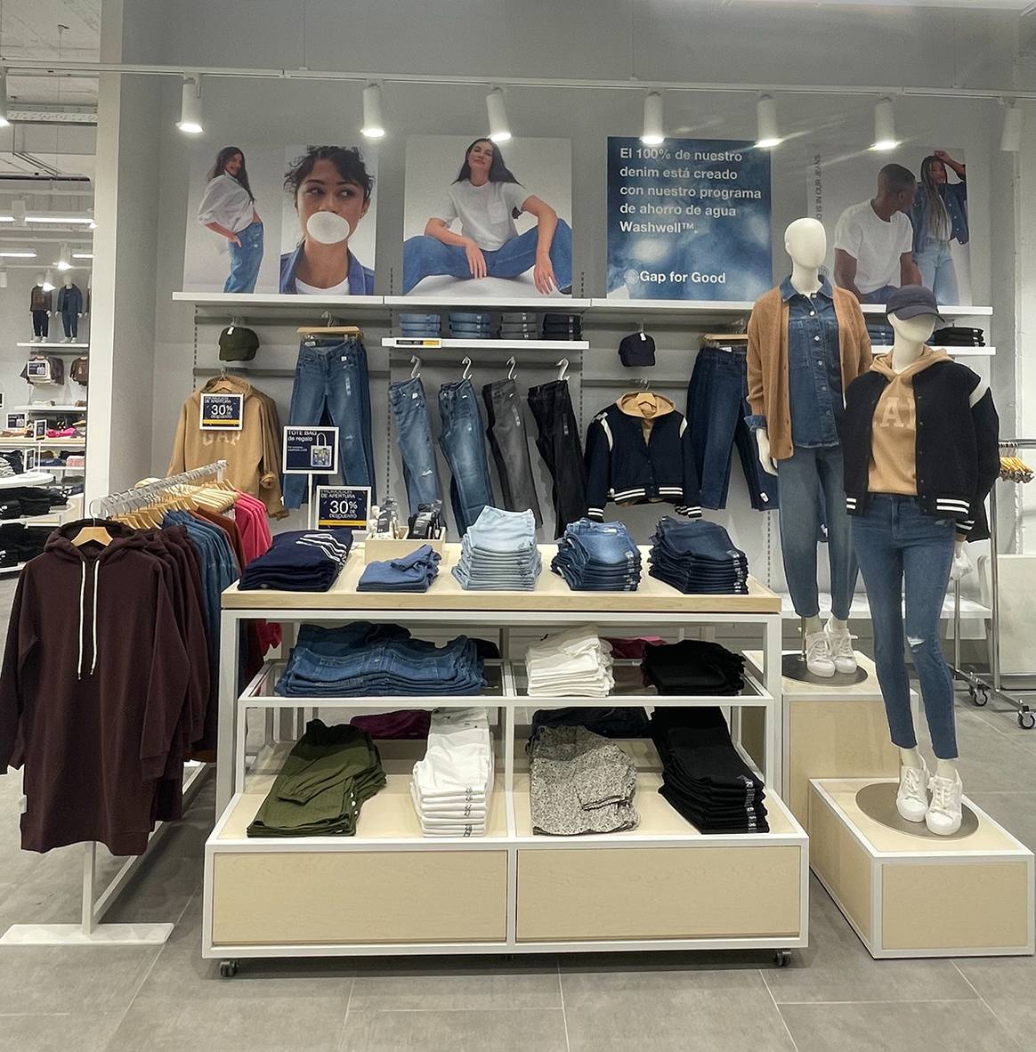 Photo Credits: Nueva tienda de Gap en el cetro comercial La Gavia de Madrid.