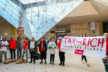   "Taxons les actionnaires" : des militants protestent devant l'assemblée générale de LVMH