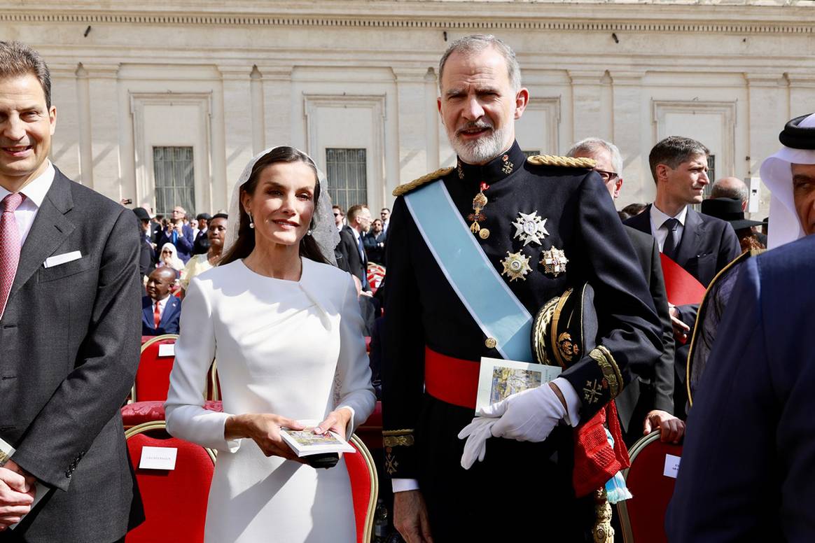Don Felipe y Doña Letizia en su visita al Vaticano por la Misa del inicio del Pontificado del Papa León XIV, el 18 de mayo de 2025.