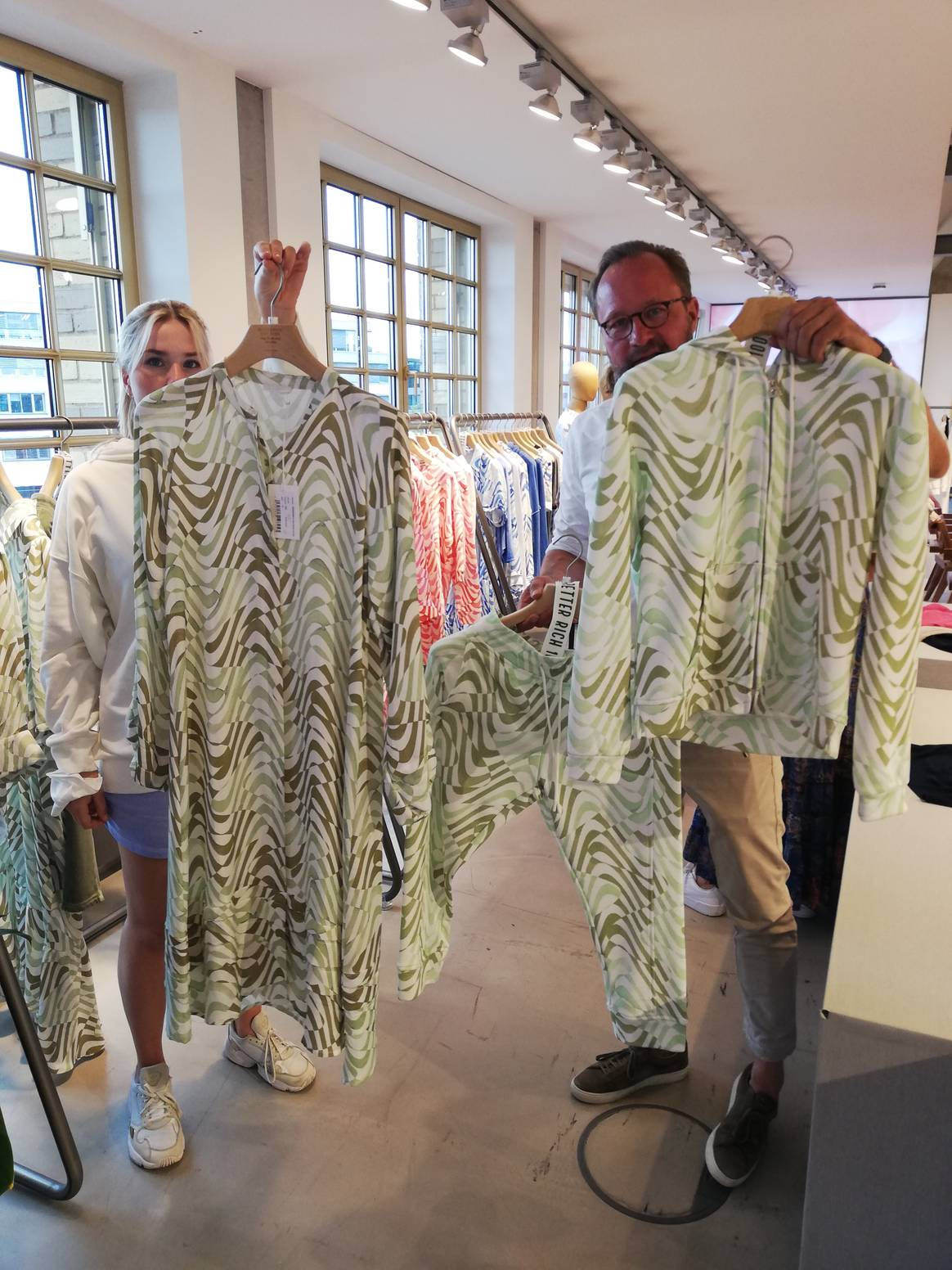Beeld: Better Rich –  Managing Director
Wolfgang Lohe en Senior Sale Manager Ricarda Rabe tonen de
collectie
