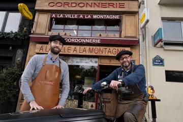 Dans les yeux d'un cordonnier, la "fierté" de réparer pour durer