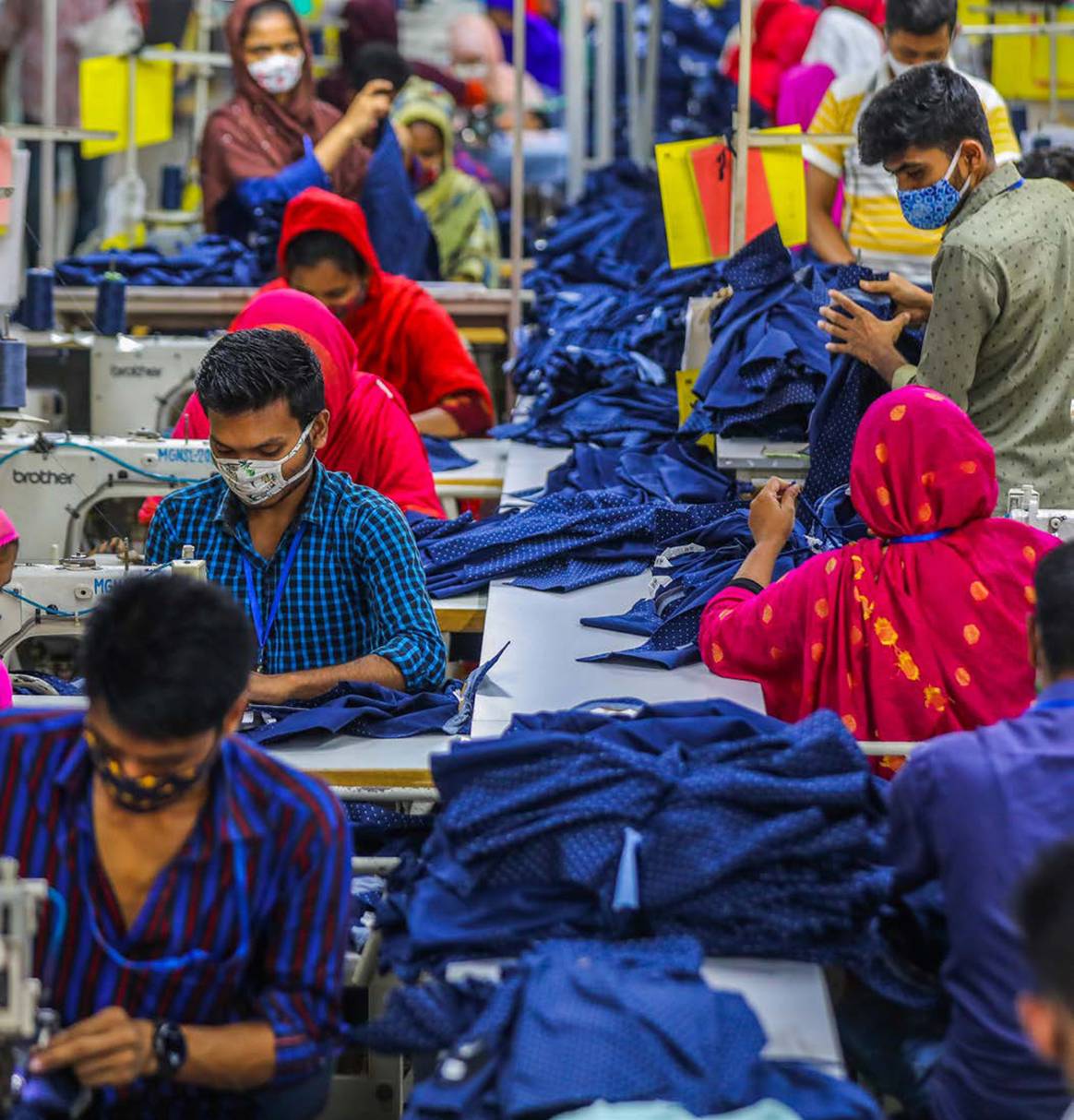 Photo Credits: University of Aberdeen / Shutterstock - Trabajadores de la industria textil de Bangladesh, vía el informe “Impact of global clothing retailers’ unfair practices on Bangladeshi suppliers during Covid-19”.