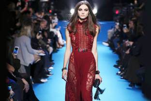 Strick bei Stella McCartney und Sommer bei Elie Saab
