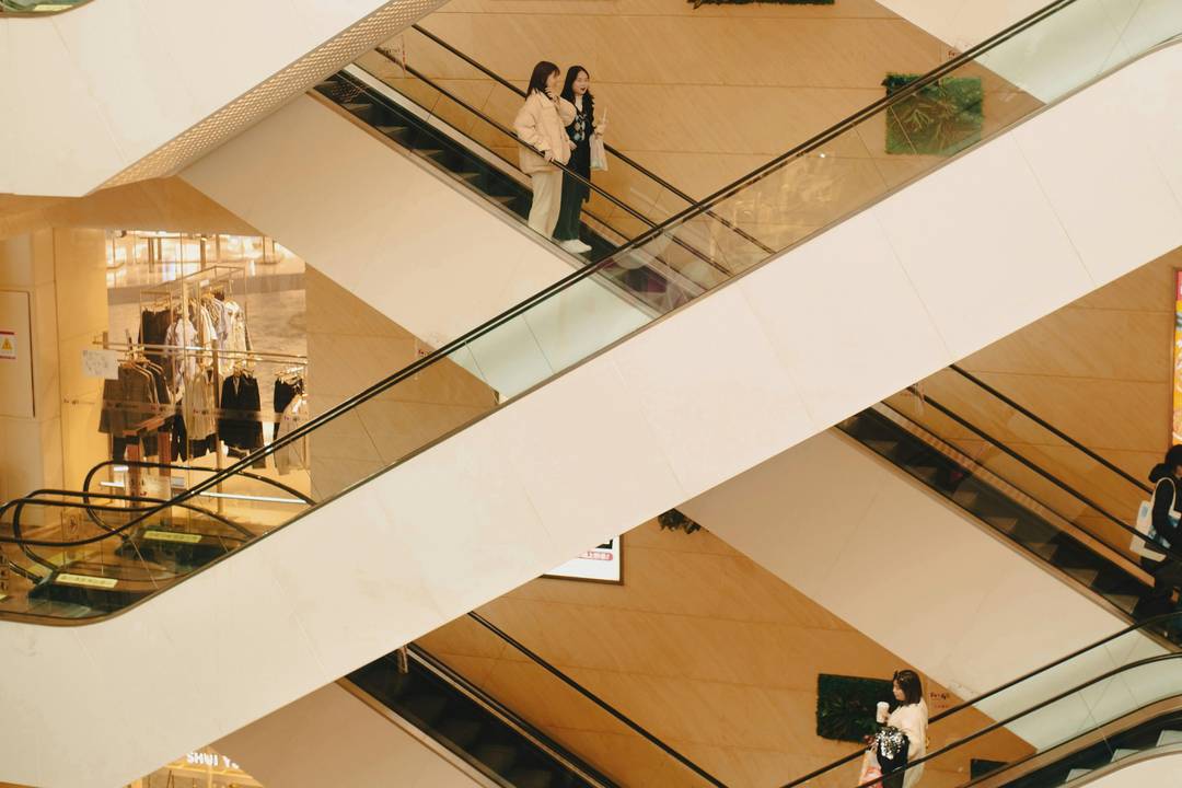 Nei canali di vendita risultano positivi i centri commerciali a +1,3%