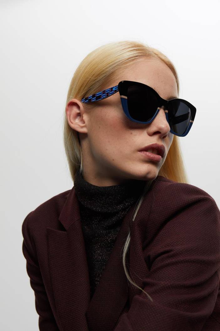 Gafa con tendencia a pico azul y negra | Dolores Promesas