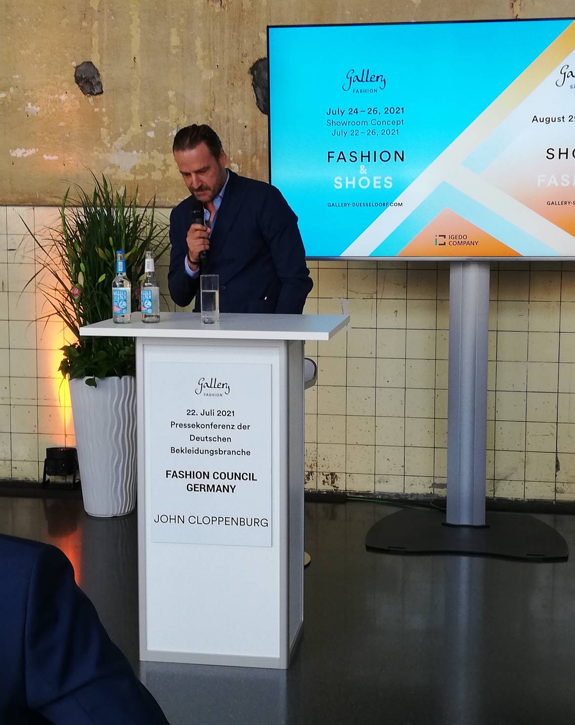 Beeld: John Cloppenburg op de
persconferentie van de Duitse kledingbranche