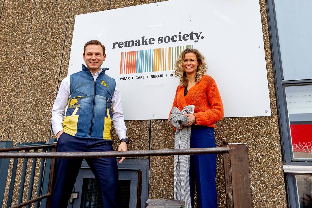 Tim Versnel (links) met Esther Smit na de onthulling van het Remake Society logo