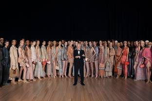 Giorgio Armani presenta la collezione p/e 2025 e il nuovo flagship a New York