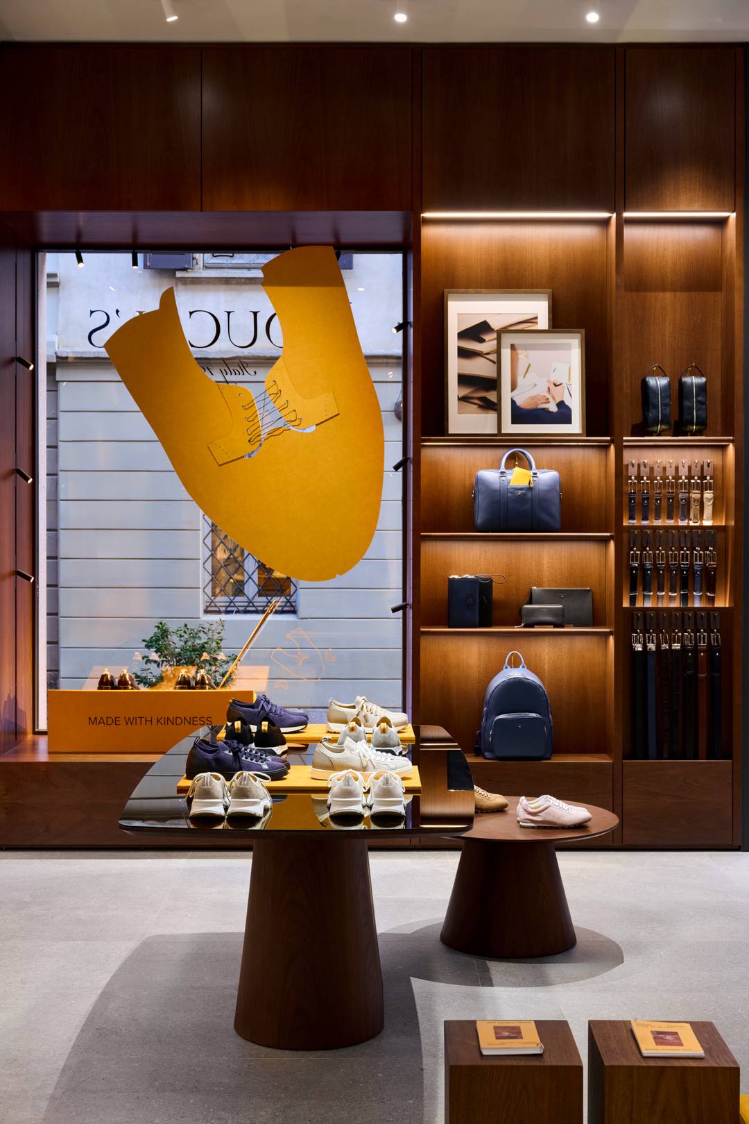 Il flagship Doucal's a Milano