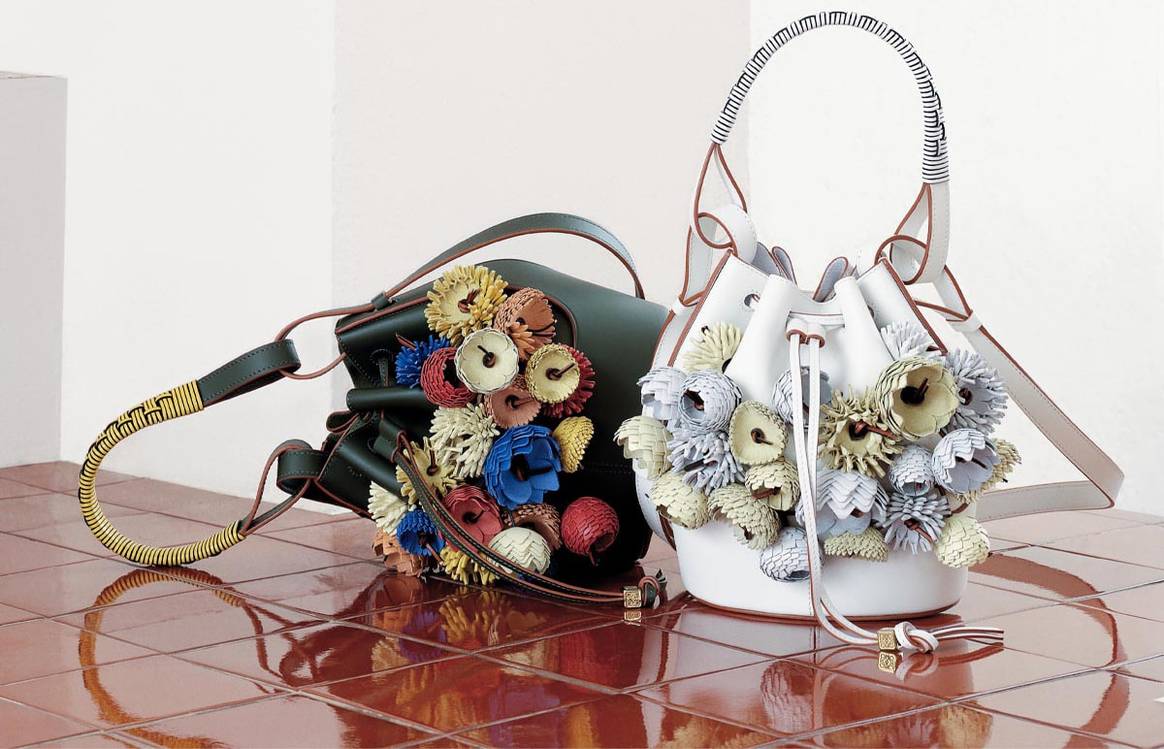 Loewe lleva a Sotheby’s los asadores de castañas gallegos como parte de su última colección “Loewe Weaves”