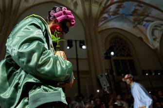 Heavy loads and wisecracks: The SS26 trends of the men's fashion weeks