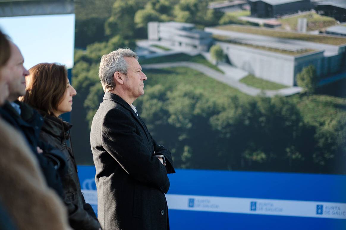 Alfonso Rueda, presidente de la Xunta de Galicia, durante el acto de presentación del proyecto de la primera planta pública de clasificación de residuos textiles de Galicia, el 5 de febrero de 2025 en Cerceda, La Coruña (España).