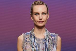 Mfw: Giorgio Armani disegna abiti luminosi che sfiorano il corpo