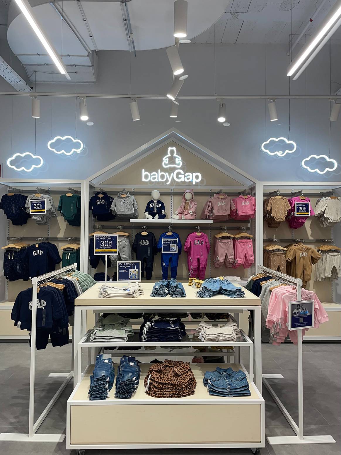 Photo Credits: Nueva tienda de Gap en el cetro comercial La Gavia de Madrid.