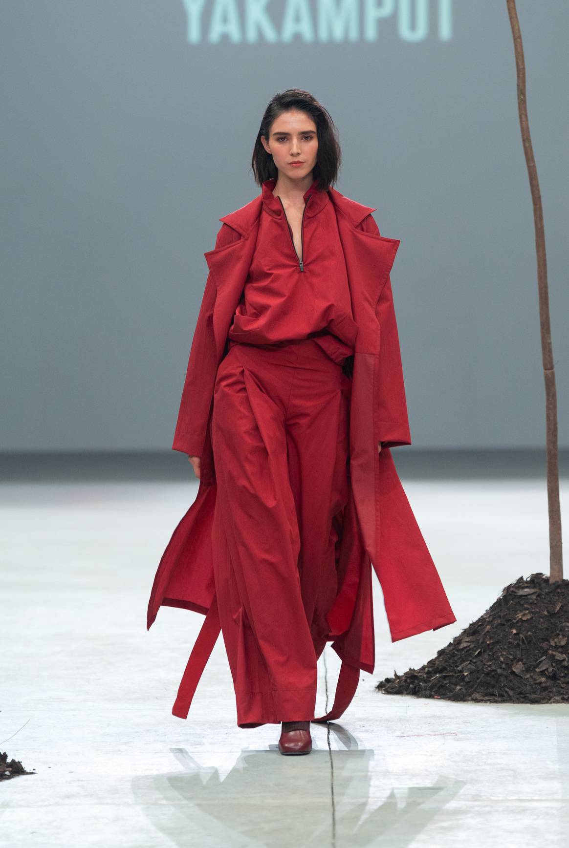 Este look total en rojo logró un impacto contrastante con el resto de la colección.
