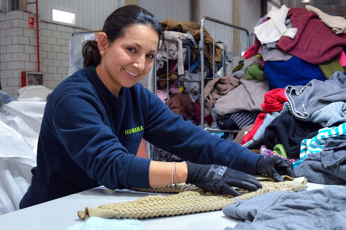 Trabajadora de la planta de gestión de residuos textiles de Humana en Leganés, Madrid (España).
