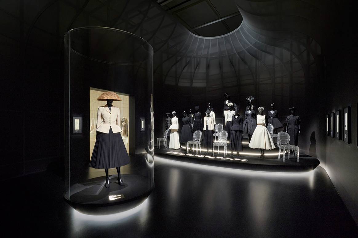 Photo Credits: Exposición “Christian Dior: Designer of Dreams”, en el Museo de Arte Contemporáneo MOT de Tokio. Daici Ano, fotografía de cortesía.