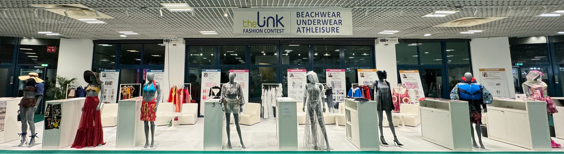 Diseños de los finalistas en el certamen The Link, en su stand durante Mare di Moda.