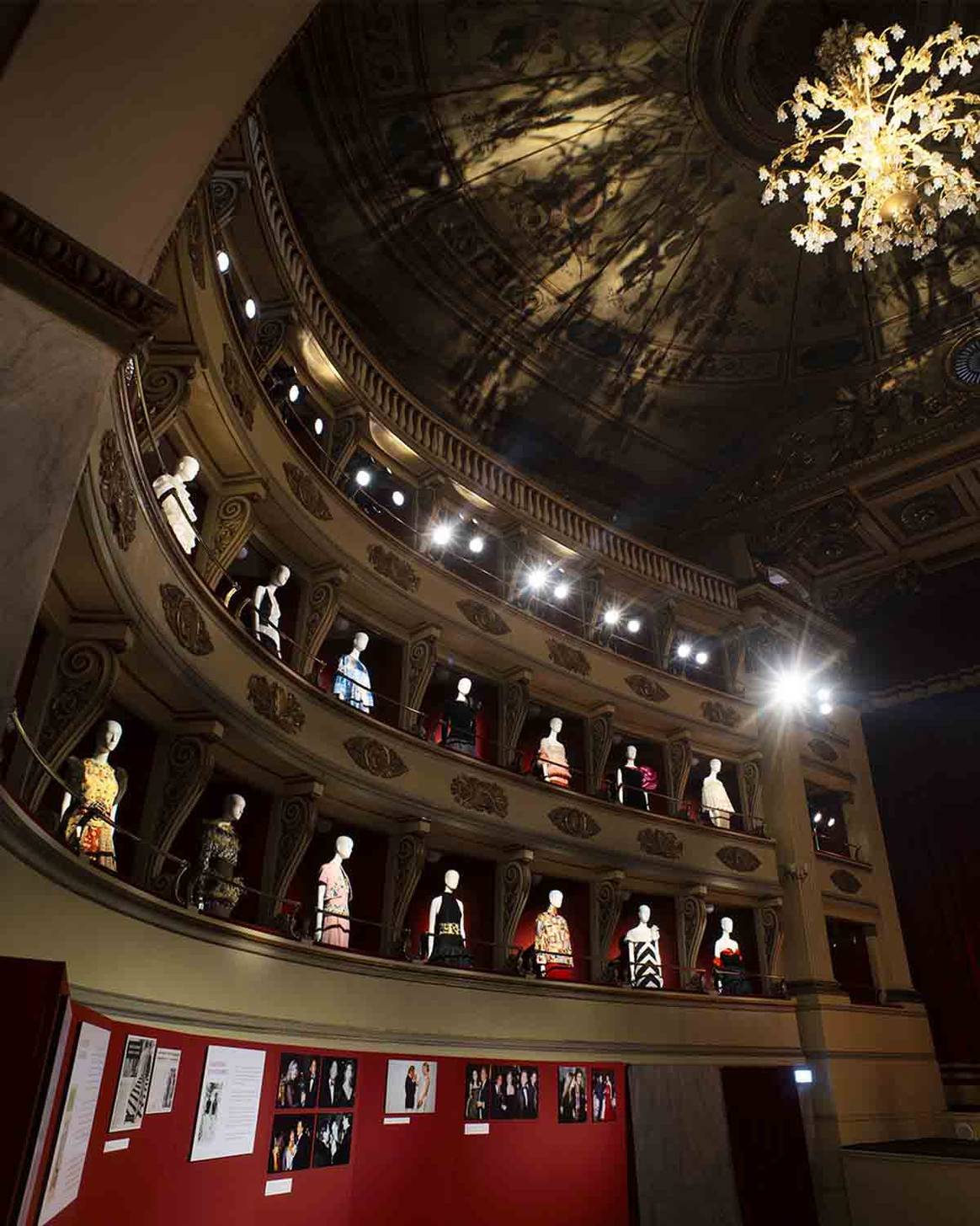 Photo Credits: Valentino, exposición conmemorativa por el 90 aniversario del nacimiento del diseñador italiano.