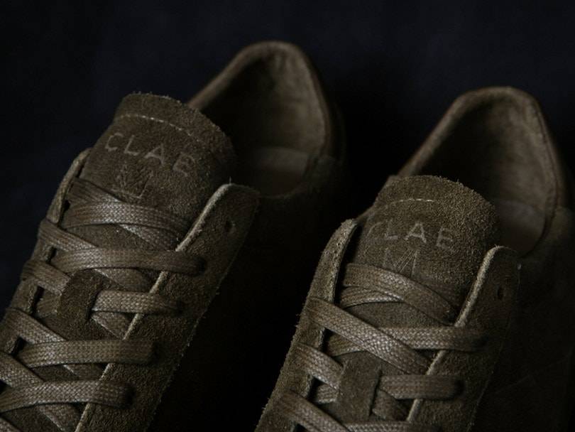 Collaboration entre les baskets Clae et les montres March La.B