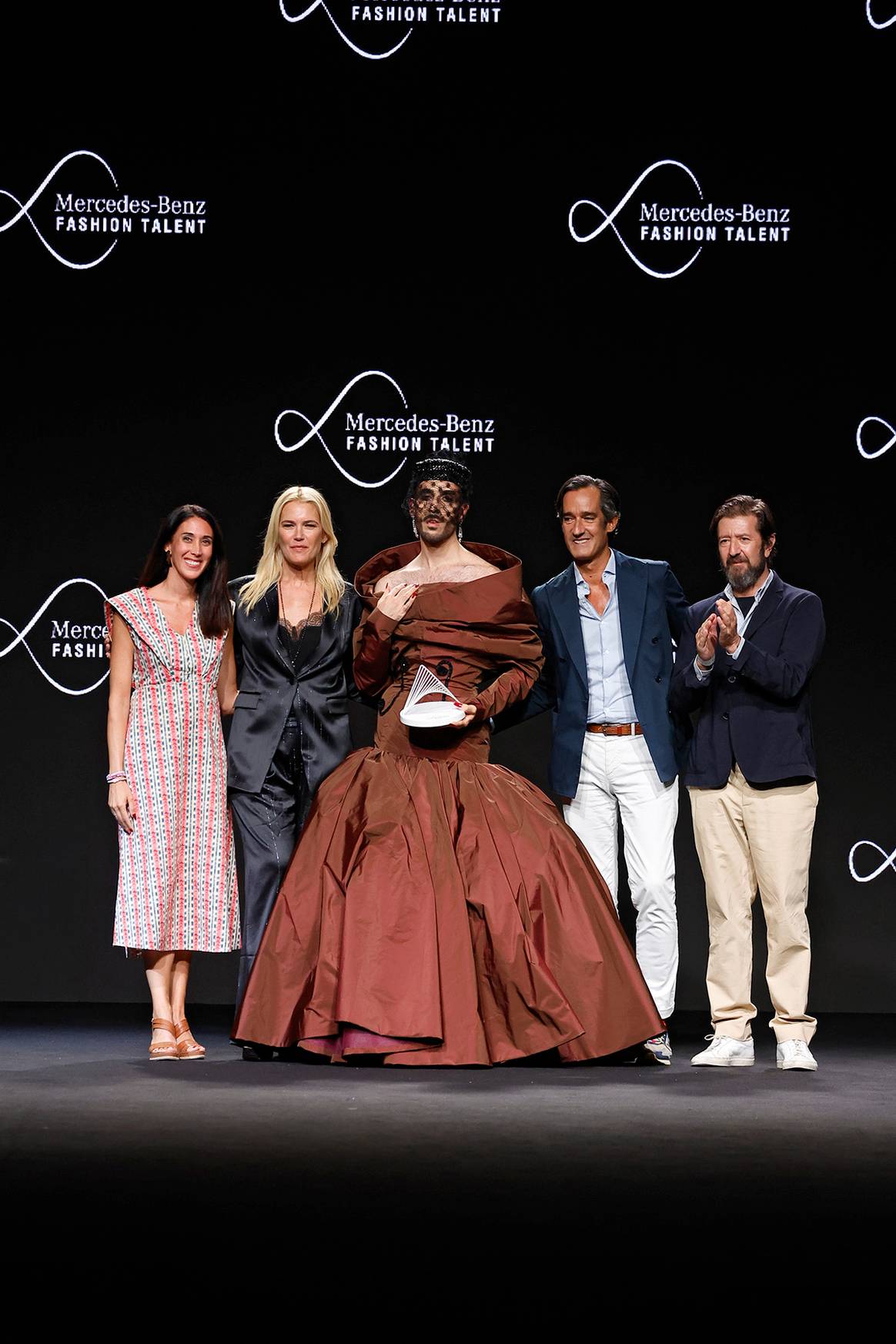 Ceremonia de entrega a Guillermo Décimo del Premio Mercedes-Benz Fashion Talent al mejor diseñador emergente de MBFW Madrid.