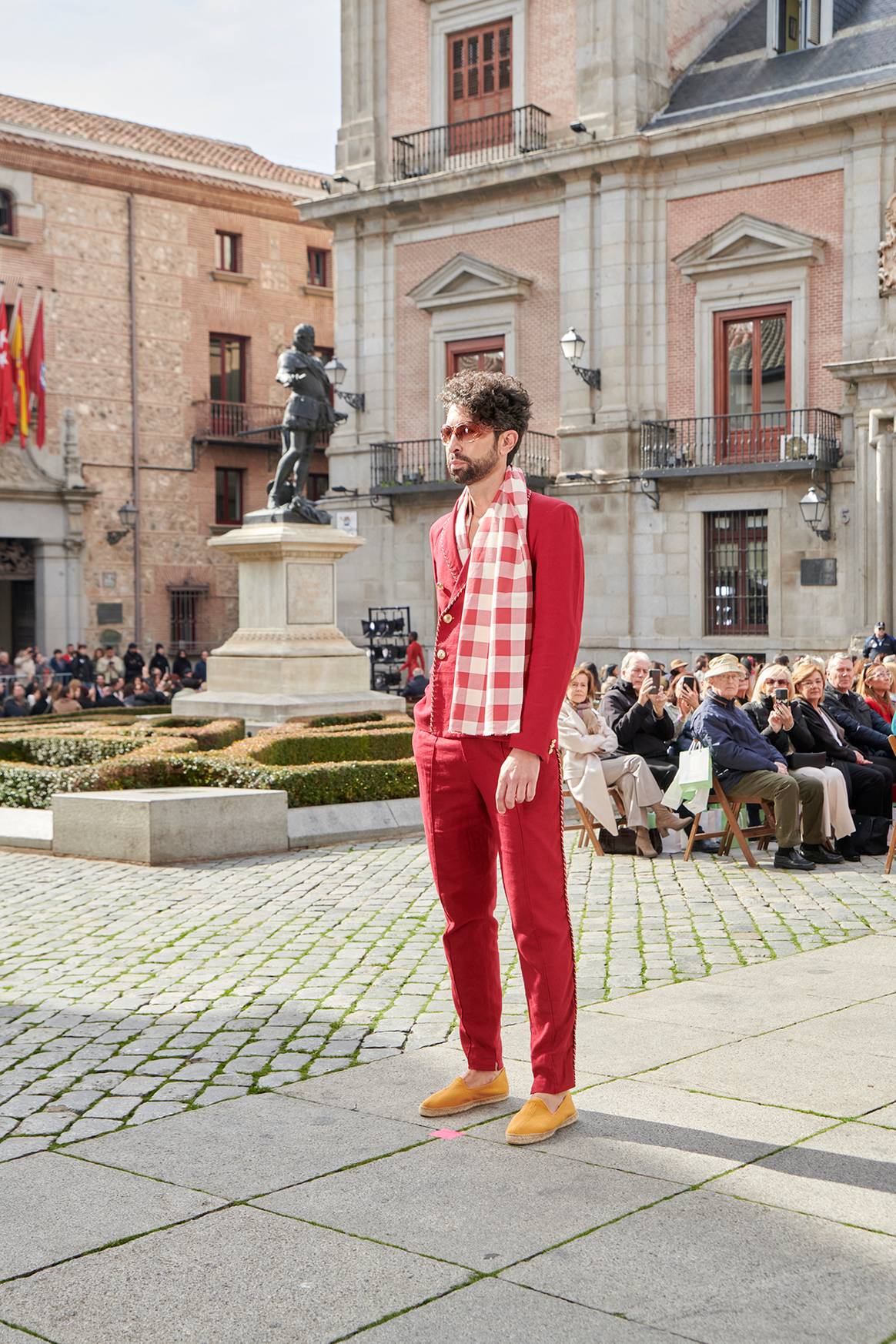 Desfile inaugural en la plaza de la Villa de Madrid de Madrid es Moda, celebrado el jueves 13 de febrero de 2025 en Madrid (España).