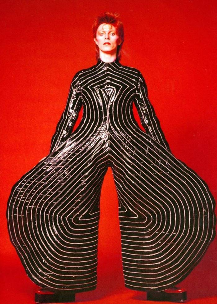 Androgynie et métamorphoses, le style Bowie en quelques costumes de scène