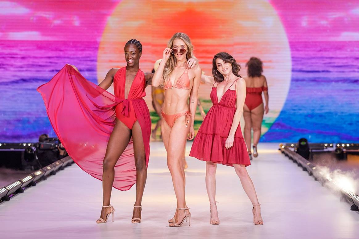 Трансгендер, лесбиянки и plus-size модели вышли на подиум в шоу Hunkemöller