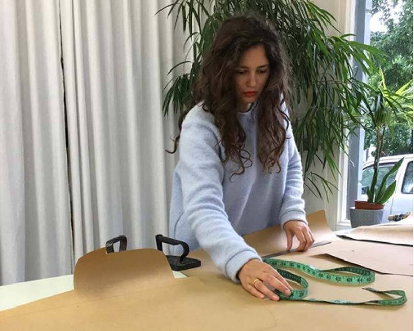 Rotterdamse modemaker Daisy Kroon: “Ik ben mij er bewust van dat er al zoveel kleding wordt gemaakt”