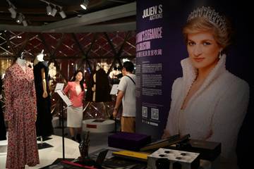 Des robes de la princesse Diana exposées à Hong Kong avant une vente aux enchères