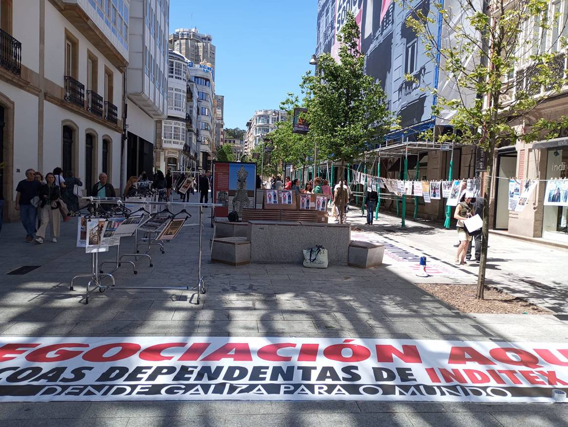 Acción reivindicativa en La Coruña (Galicia) de las dependientas y de los trabajadores en tienda de Inditex, el sábado 1 de junio de 2024.