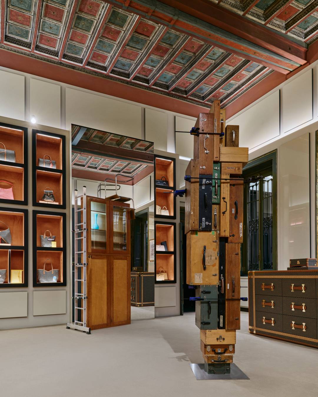 Installazione di Michael Samuels, nella boutique Moynat, via Monte Napoleone 3 a Milano.