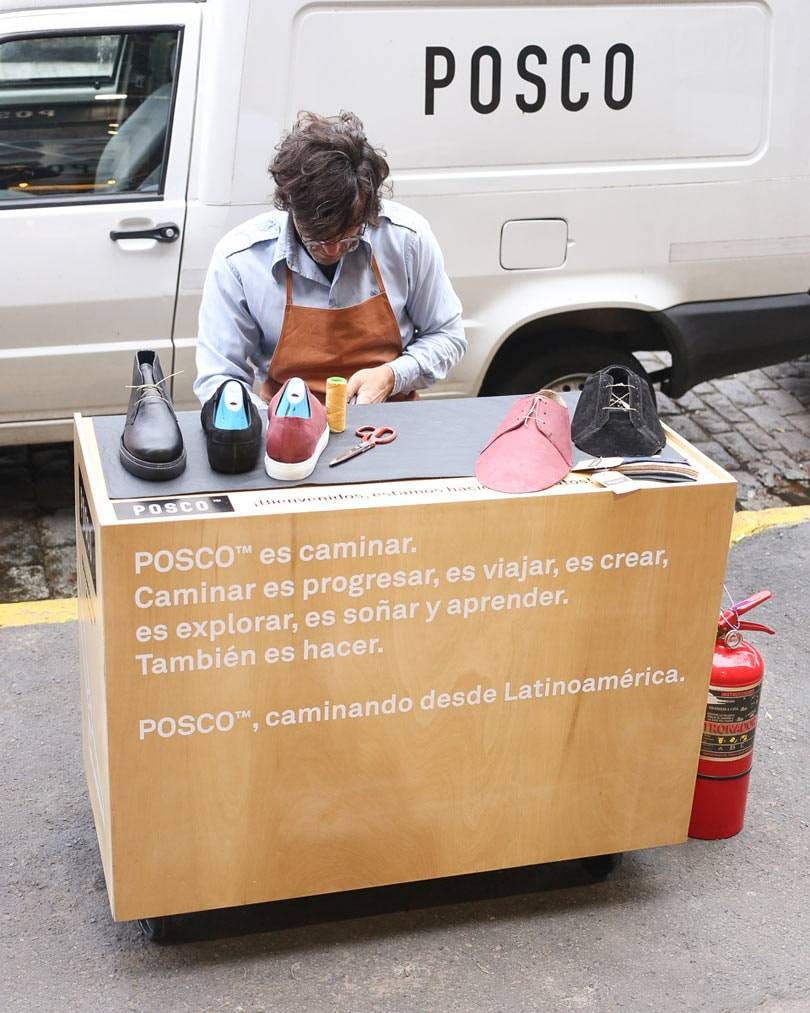 POSCO sale a la calle y muestra cómo hace sus zapatos