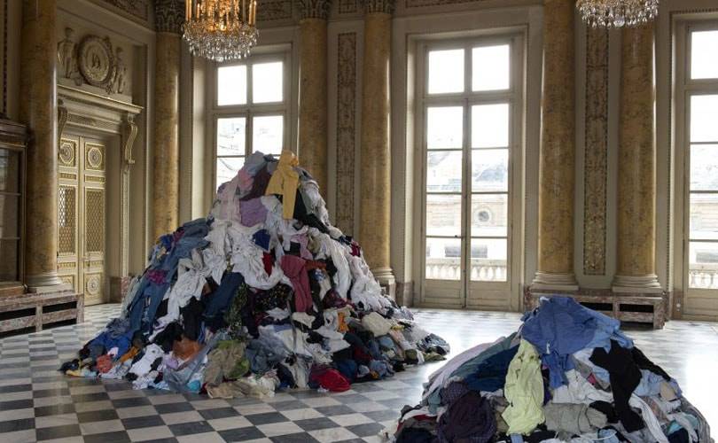 Foto ter illustratie 'Frankrijk verbiedt vernietiging van onverkochte non-food producten'. Credit: dispersion de Christian boltanski (1991-2015) à la monnaie de Paris.