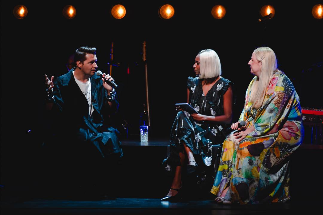 Hanan met presentatrices Elodie Ouédraogo en Elspeth Jenkins