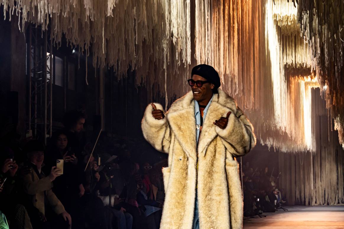 Ronaldinho desfila para Kidsuper Studios FW24 Paris Menswear Fashion Week