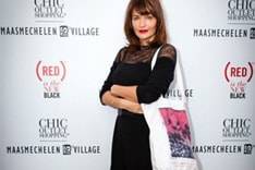 Helena Christensen tas voor RED