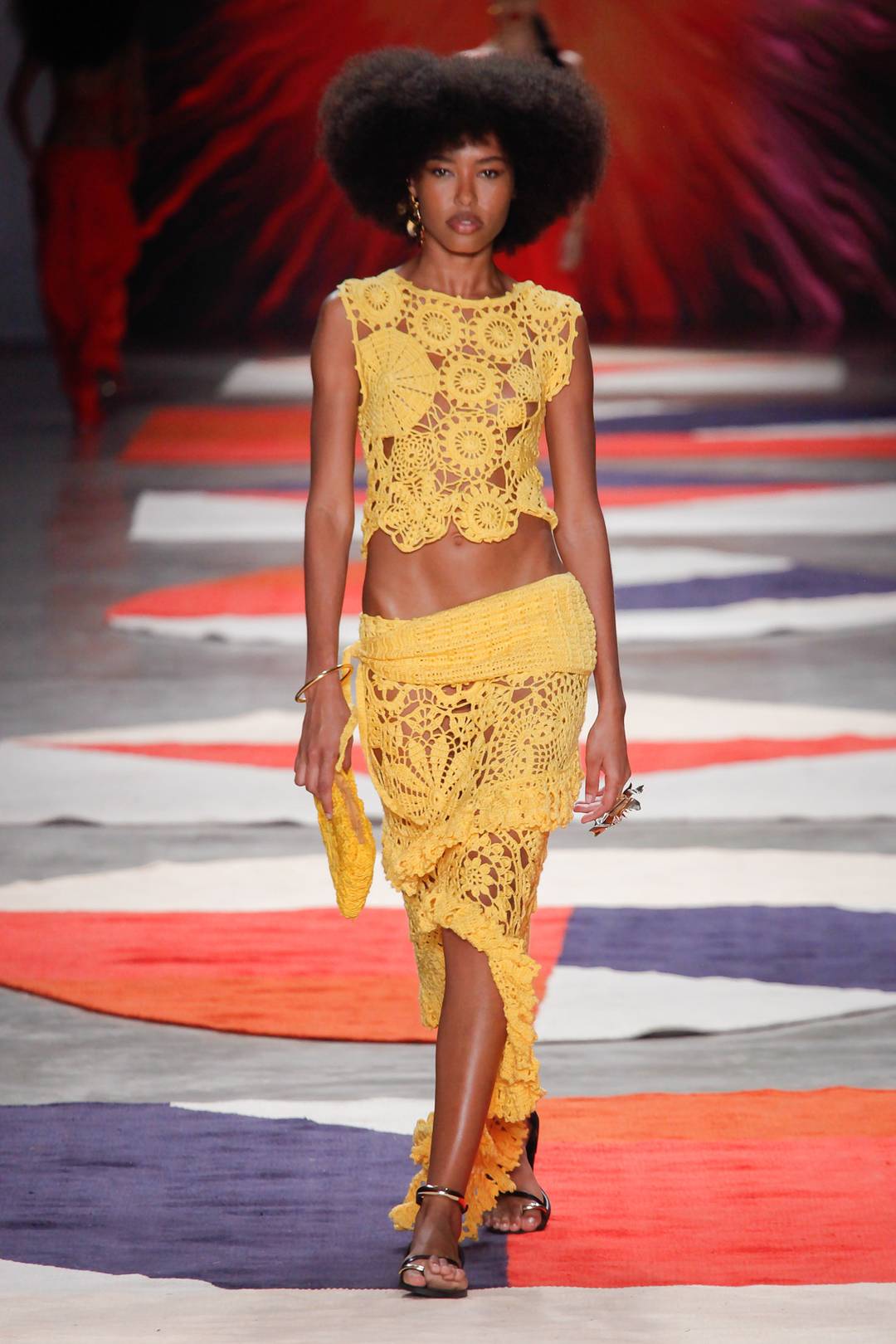 Top, saia assimétrica e carteira todos confeccionados em crochê no Ateliê Mão de Mãe