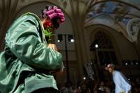 Heavy loads and wisecracks: The SS26 trends of the men's fashion weeks