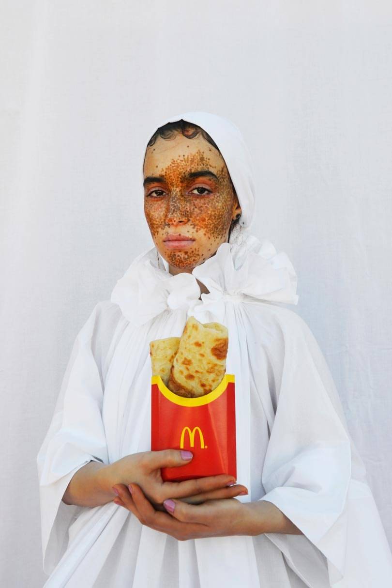 Mousganistan: de eerste solo-expositie van de modefotograaf Mous Lamrabat