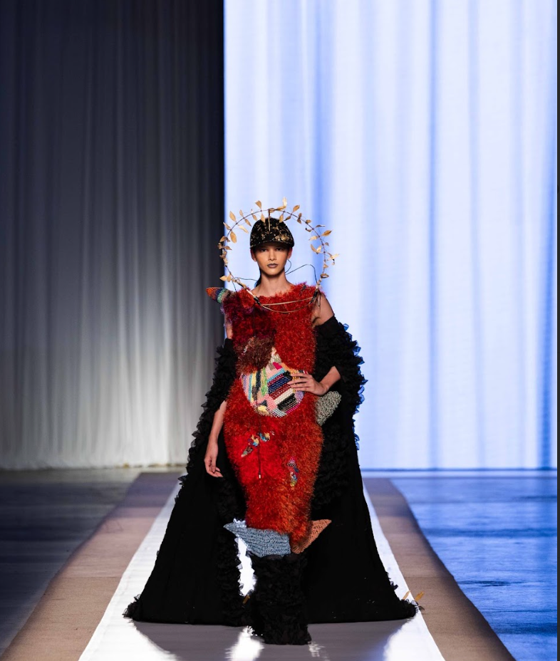 Mix de materiais no vestido e capa do desfile da Unipê, terceiro lugar no Concurso dos Novos