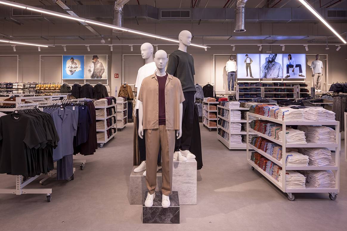 Tienda de Primark en el centro comercial Jaén Plaza de Jaén (España).
