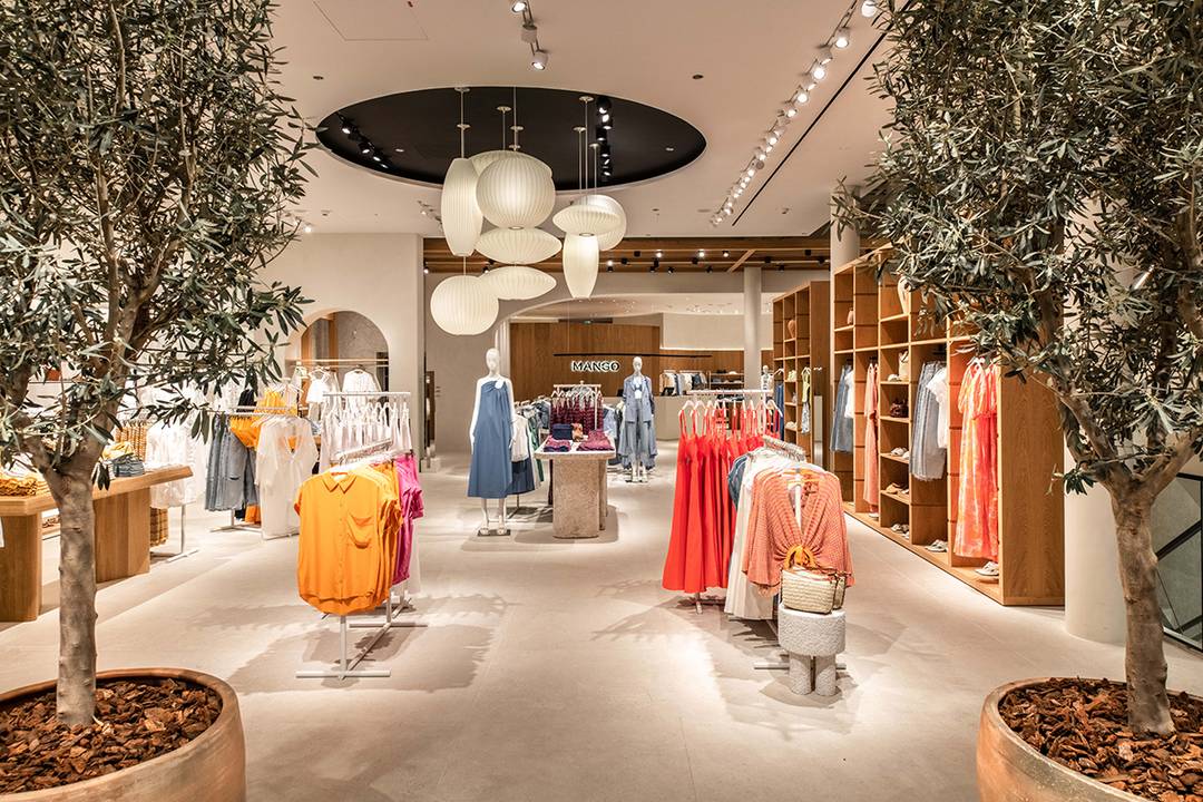 Interior de una tienda de Mango, una de las principales cadenas de moda adheridas a Arte.